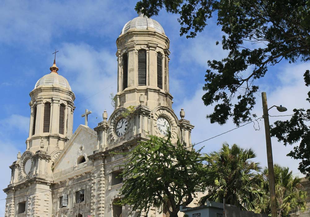 antigua-gallery4 Colonial-style cathedral surrounded by lush greenery